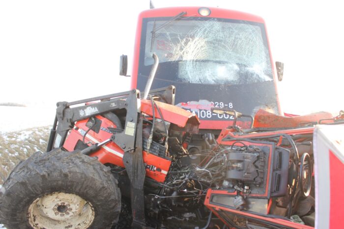przejazd kolejowy, wypadek, wielkopolska, zderzenie ciągnika z pociągiem, robczysko
