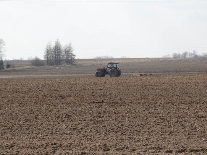 bronowanie, ciągnik, brona, pole