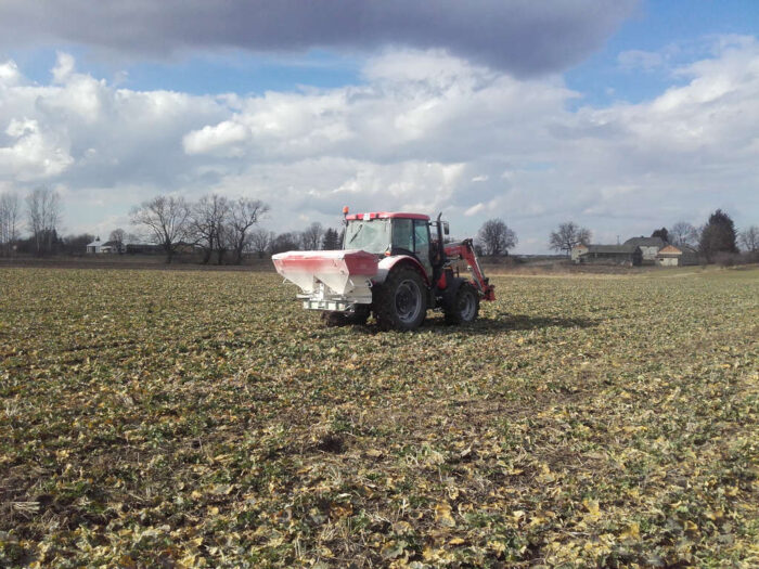 rzepak ozimy, plantacja, nawożenie azotem, ciągnik, rozsiewacz