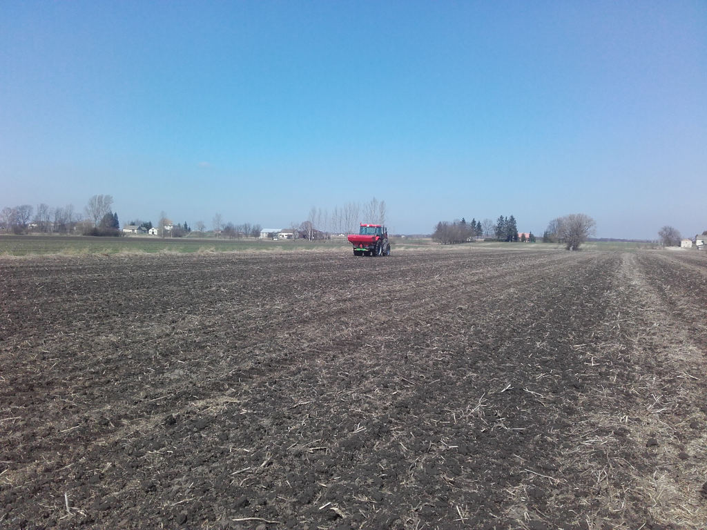 siew nawozów, pole, Sahryń, ciągnik, rozsiewacz nawozów