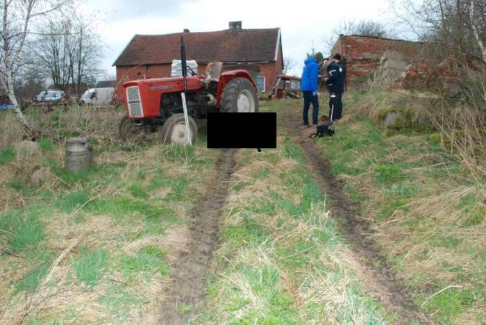 policja, wypadek, śmierć traktorzysty, Kościerzyna, śmierć podczas prac polowych
