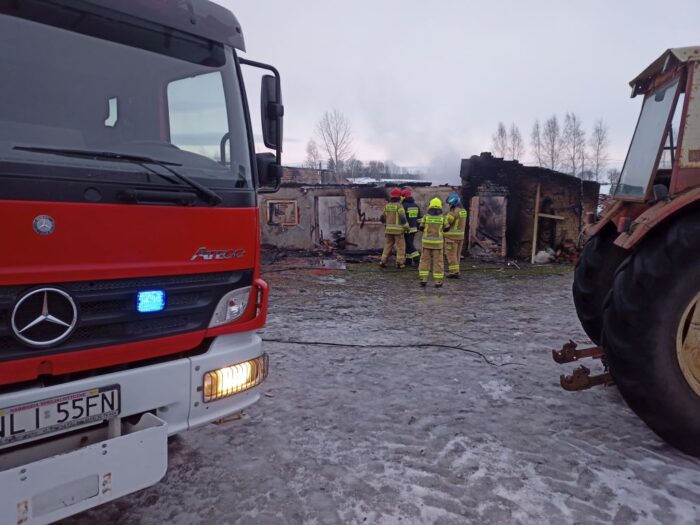 psp, osp, pożar, gospodarstwo, obora, krowy