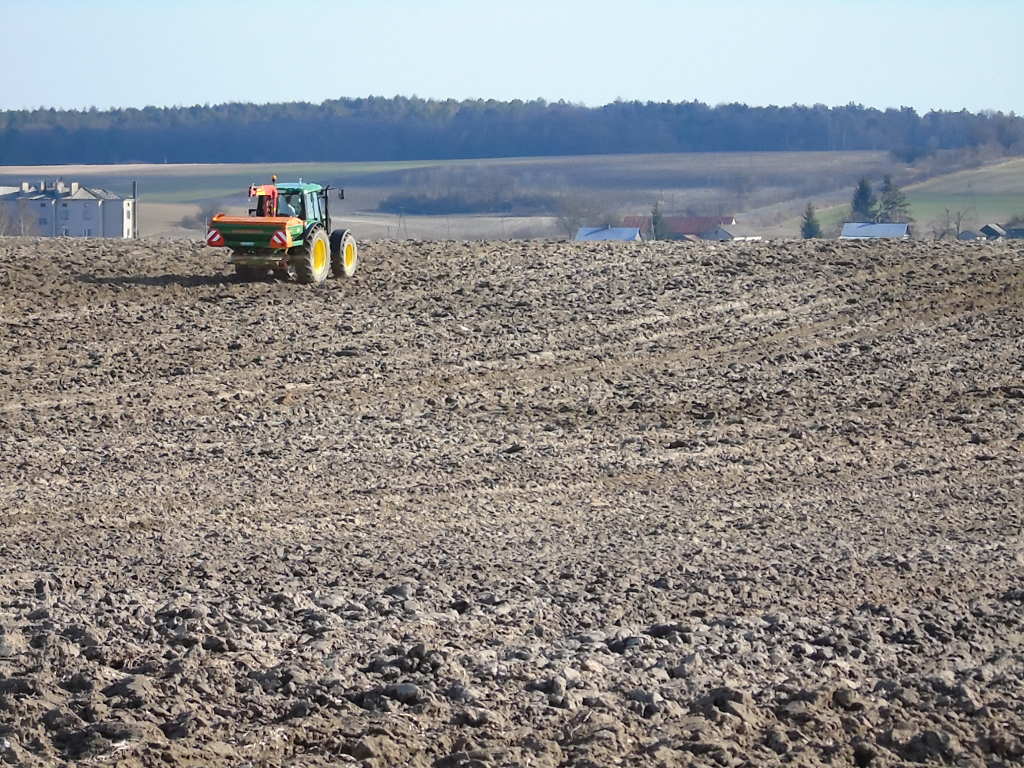 pole, rola, rozsiewanie nawozów, rozsiewacz, ciągnik