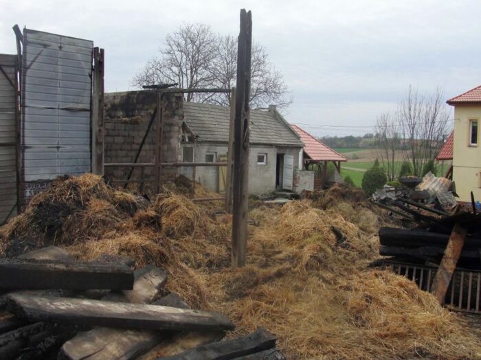 pożar gospodarstwa, świętokrzyskie, Kolonia Grzybów, straż pożarna, gowin, pomorze