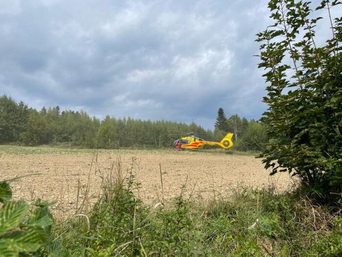 ciągnik przygniótł mężczyznę, Łętownia, KP PSP Sucha Beskidzka, śmigłowiec LPR