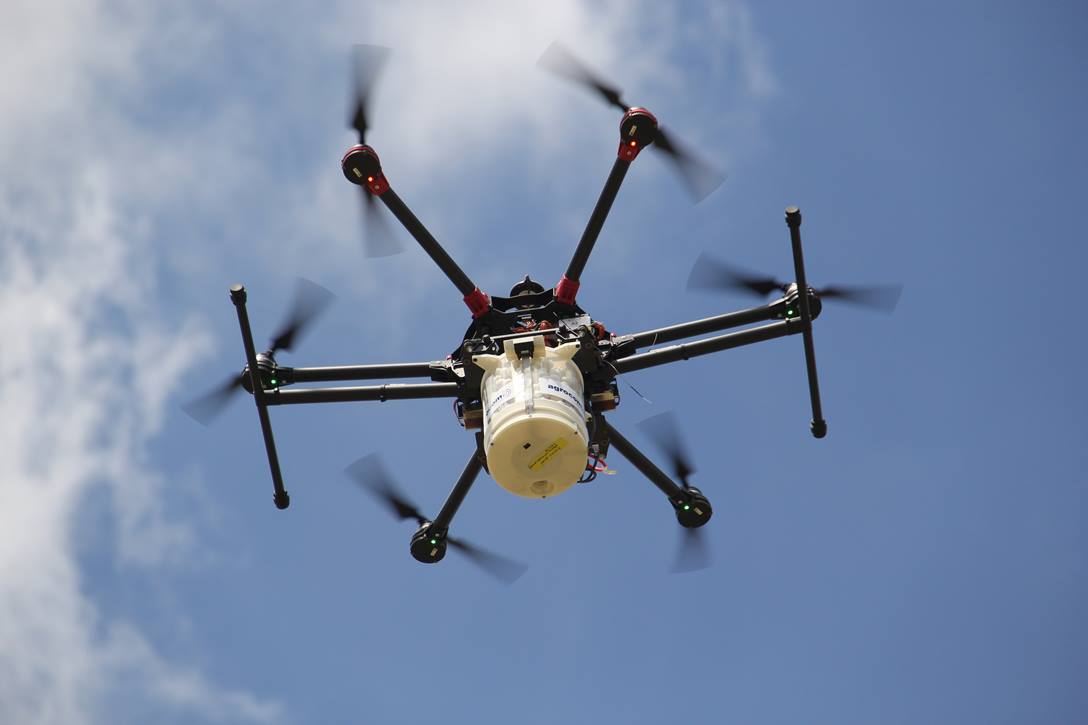 Dron zrzucający kulki Trichosafe