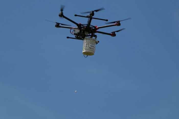 Dron zrzucający kulki Trichosafe
