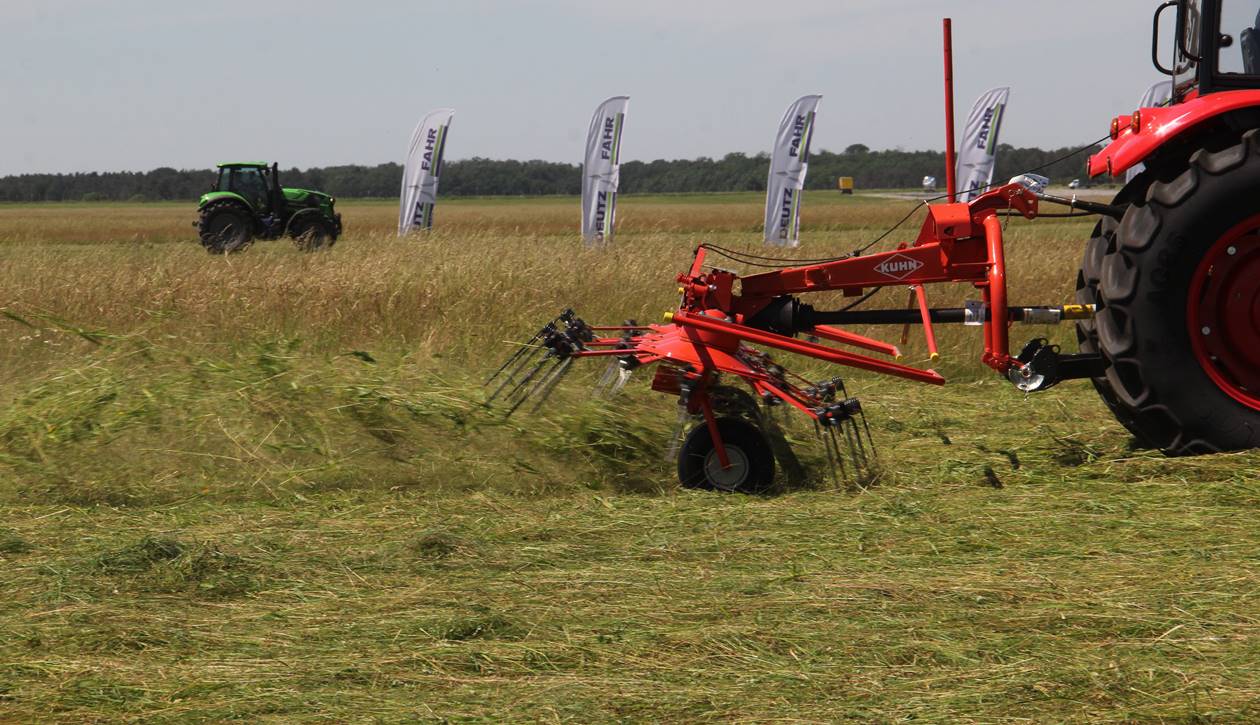 Opolagra 2017 - przetrząsacz Kuhn GF 502 Digidrive.