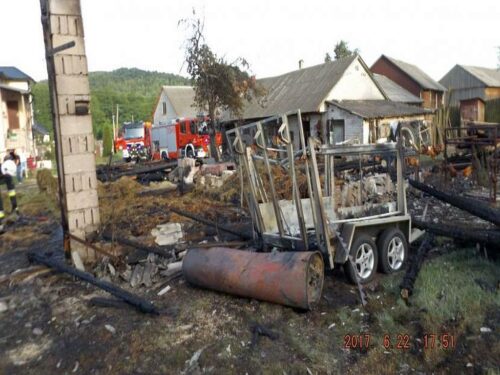 pożary gospodarstw, straż pożarna, pożar, spalone mienie, akcja gaśnicza