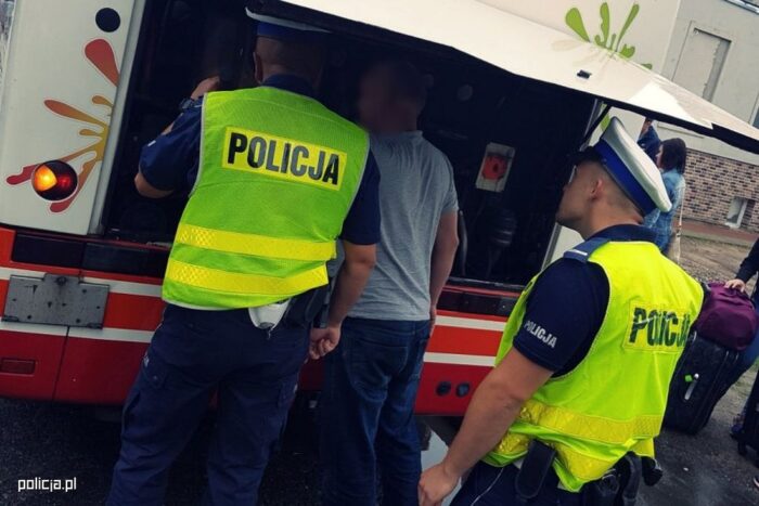kontrola autokarów, policja, przewóz dzieci i młodzieży, bezpieczne wakacje, policja
