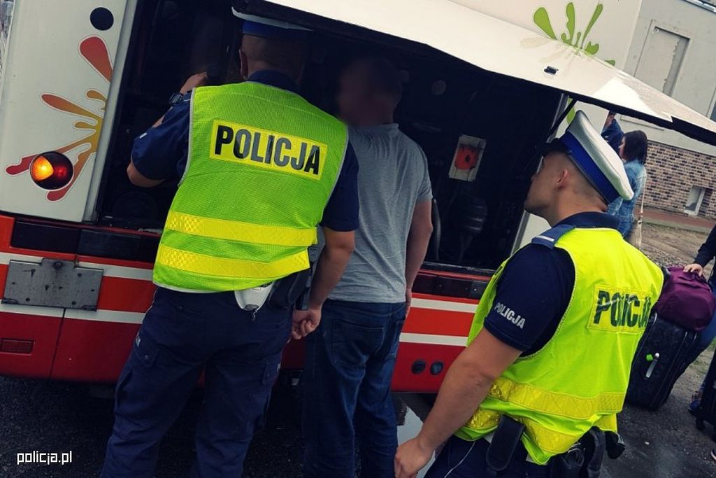 kontrola autokarów, policja, przewóz dzieci i młodzieży, bezpieczne wakacje, policja