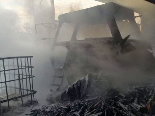 Zderzenie pojazdów było tak silne, że traktor rozpadł się na dwie części, a auto osobowe wpadło do rowu