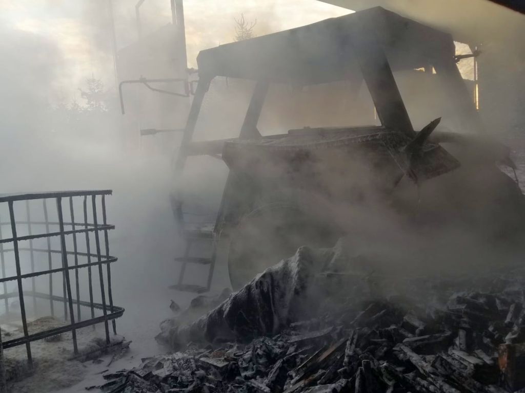 Zderzenie pojazdów było tak silne, że traktor rozpadł się na dwie części, a auto osobowe wpadło do rowu