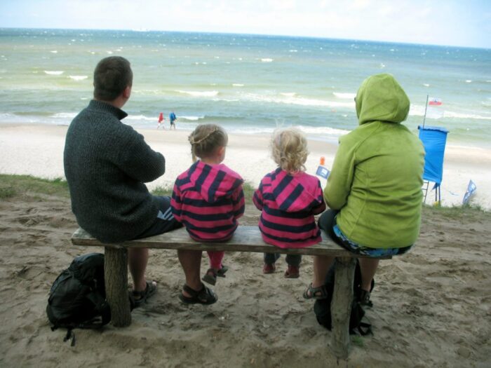 Karta Dużej Rodziny, ministerstwo pracy, ugi dla rodzin, Zniżki na przejazdy, tańsze noclegi, tańsze bilety