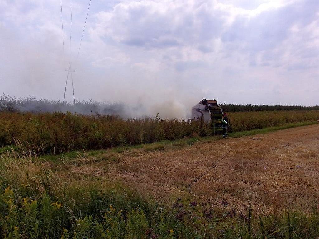 pożary na polu, płonące maszyny rolnicze, spalone żboże, straż pożarna, policja