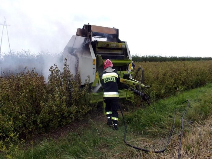 pożary na polu, płonące maszyny rolnicze, spalone żboże, straż pożarna, policja