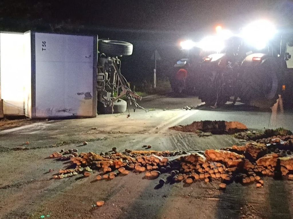 transport ziemniaków, Konopki, powiat  mławski, ziemniaki na drodze