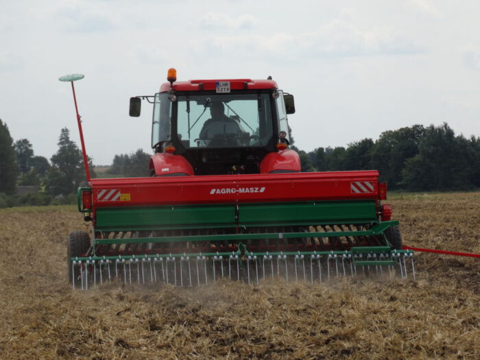 siewnik, siew rzepaku, pole