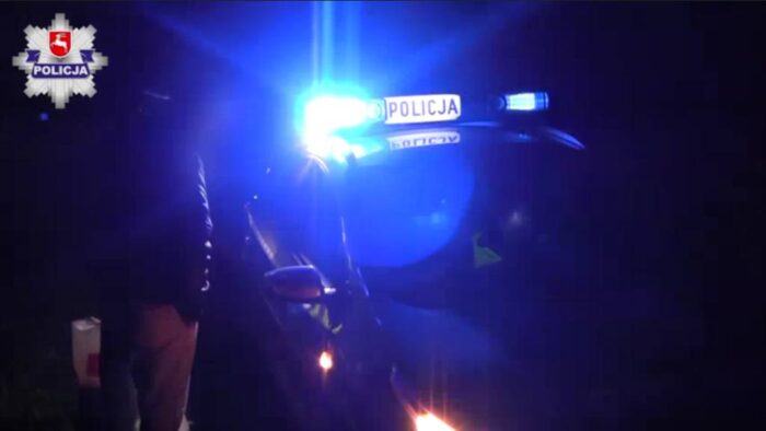 policja, wypadek, piesi na drodze, elementy odblaskowe, mandat za brak elementów odblaskowych