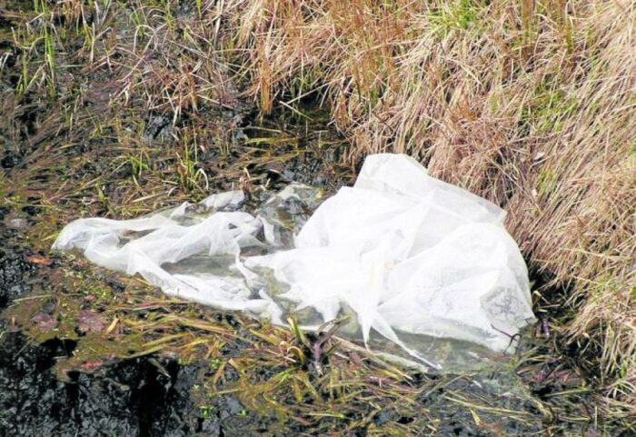 rolnicze śmieci, śmieci na wsi, folia ogrodnicza, folia po kiszonkach, worki po nawozach, BIG Bagi