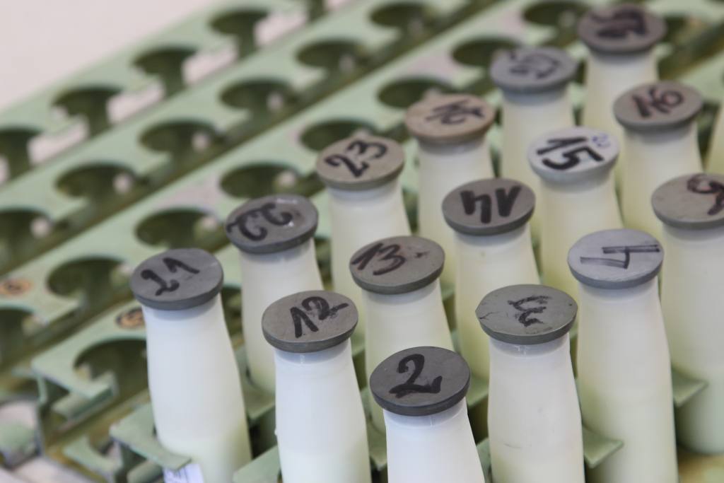 laboratorium Polskiej Federacji Hodowców Bydła i Producentów Mleka w Parzniewie, mleko, badanie mleka