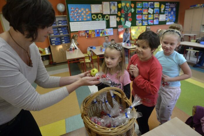 mleko w szkole, owoce i warzywa w szkole, owoce, warzywa, mleko, szkoła, kowr