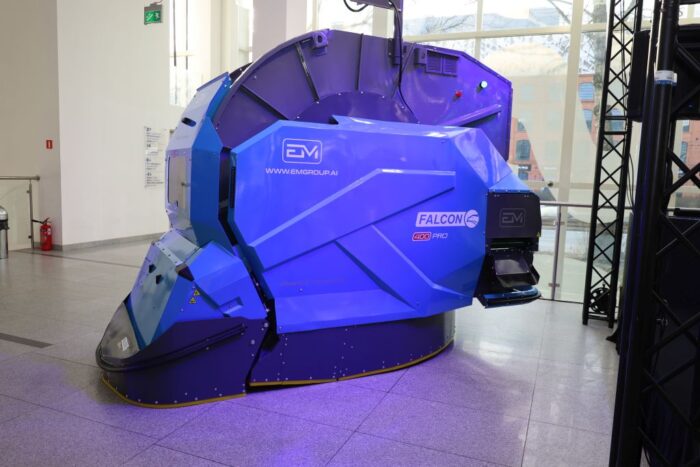 Euromilk, autonomiczny, elektryczny i samozaładowczy wóz paszowy Falcon 400 PRO