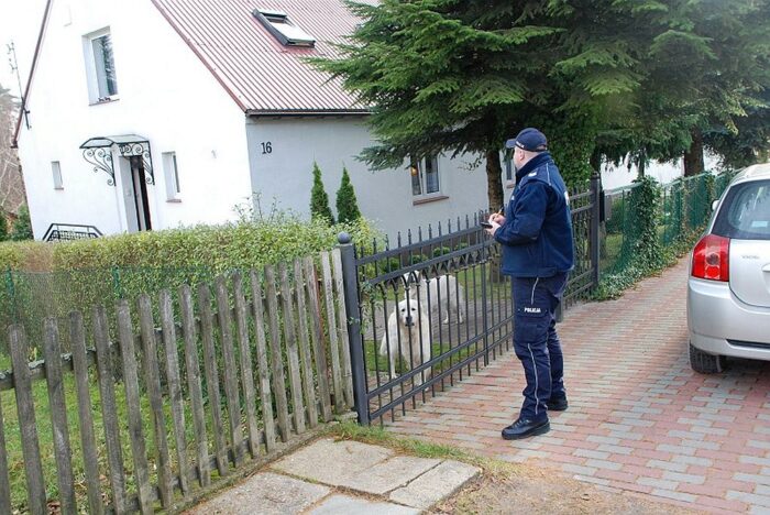 oznakowanie budynków, obszary wiejskie, tabliczki na budynkach, policja, straż pożarna, pogotowie ratunkowe