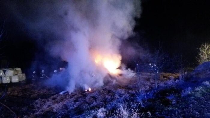 pożar słomy w balotach, słoma w balotach, Stary Węgrzynów, świętokrzyskie, straż pożarna