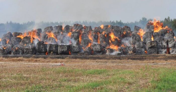pożar, słoma, podpalenie słomy, przestępstwo, policja, OSP, podpalił bele słomy