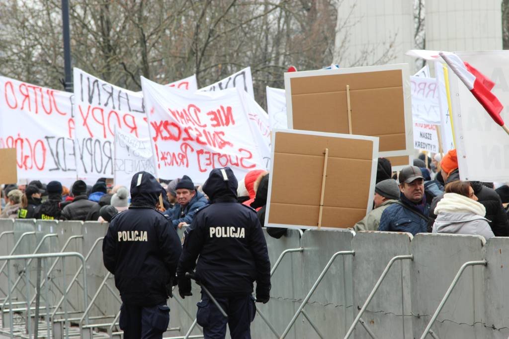 protest przed Sejmem, zakaz hodowli zwierząt futerkowych, zakaz uboju rytualnego, projekt PiS, prawo, protest
