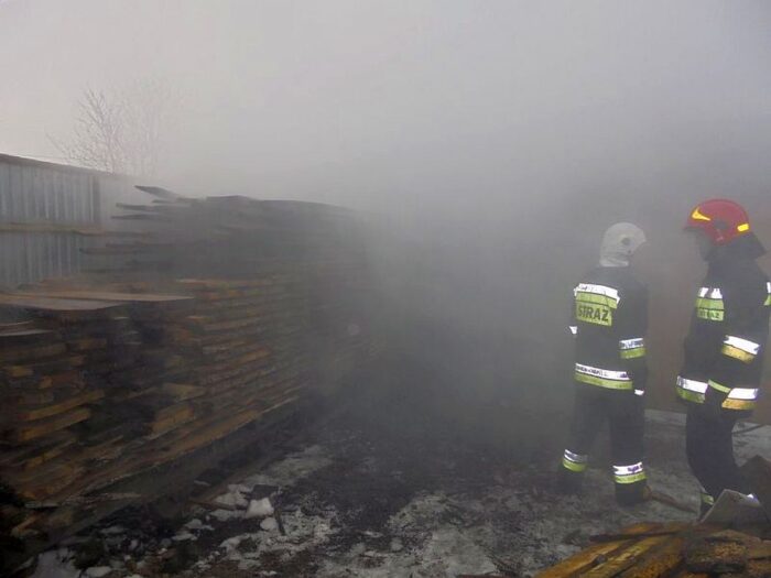 suszarnia drewna, pożar suszarni drewna, straż pożarna, Jędrzejowice, powiat ostrowiecki