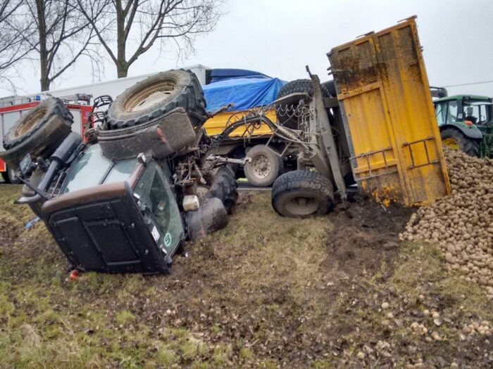 wypadki z udziałem ciągników, ciągniki w rowie, kwieciszewo, kujawy i pomorze, mostki, świętokrzyskie