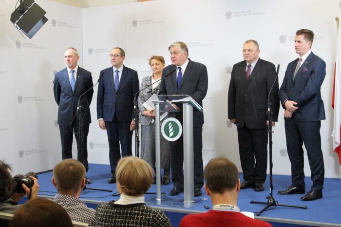 pieniądze, nagrody dla wiceministrów, resort rolnictwa, praca, PiS