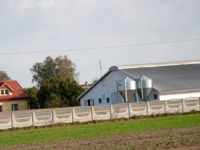budowa chlewni, budowa obór, fermy drobiu, ustawa odorowa, skargi na rolników, sejmowa komisja rolnictwa