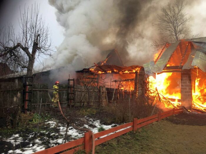 pożar, gospodarstwo, budynki gospodarskie, ciągnik