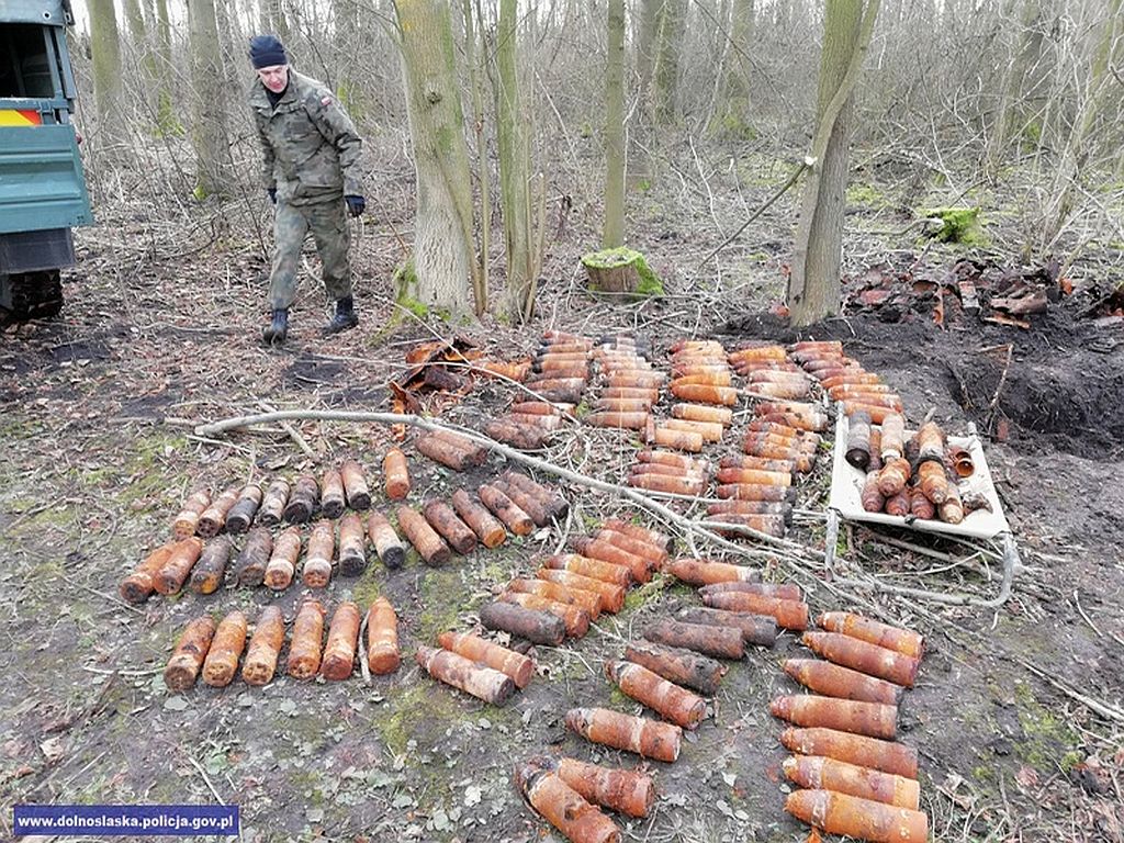Kojęcin, powiat strzeliński, dolny śląsk, niewybuchy w ziemi, składnica pocisków artyleryjskich