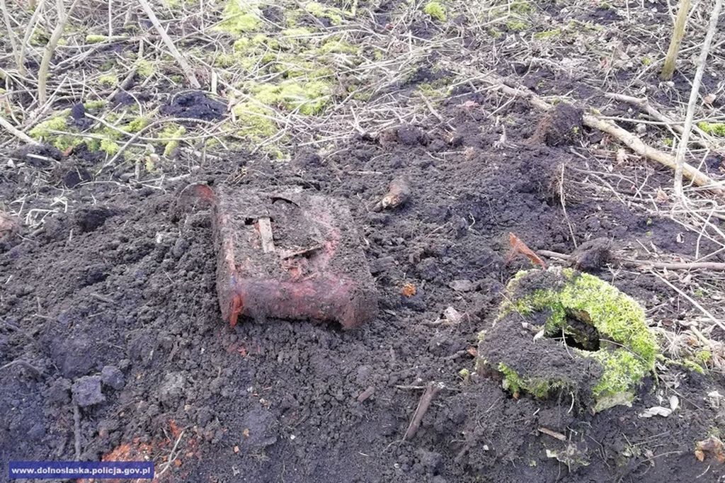 Kojęcin, powiat strzeliński, dolny śląsk, niewybuchy w ziemi, składnica pocisków artyleryjskich