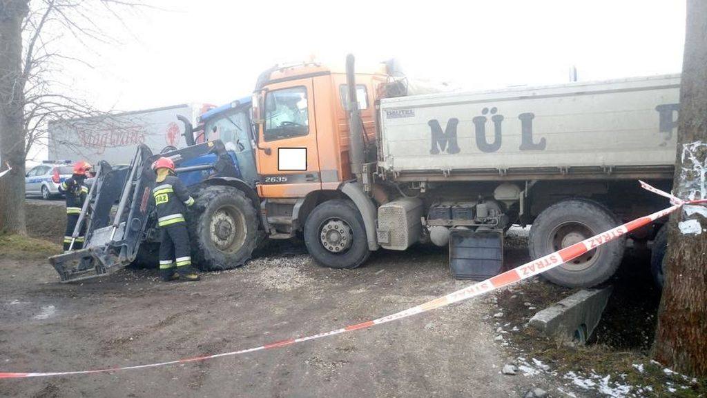 wypadek, ciągnik, zniszczony traktor, Włoszczowa, świętokrzyskie, policja, mandat