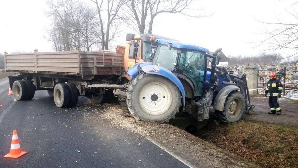 wypadek, ciągnik, zniszczony traktor, Włoszczowa, świętokrzyskie, policja, mandat