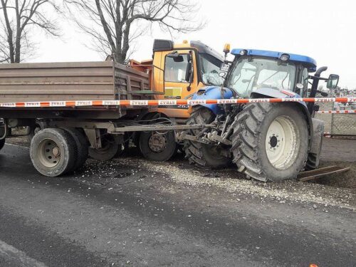wypadek, ciągnik, zniszczony traktor, Włoszczowa, świętokrzyskie, policja, mandat