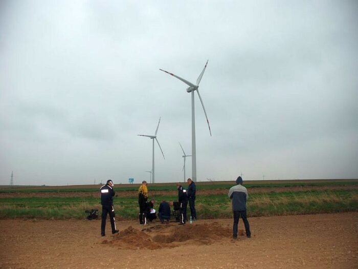zwłoki na polu, szczątki żołnierza na polu, żuromin, mazowsze, przemyśl, podkarpacie
