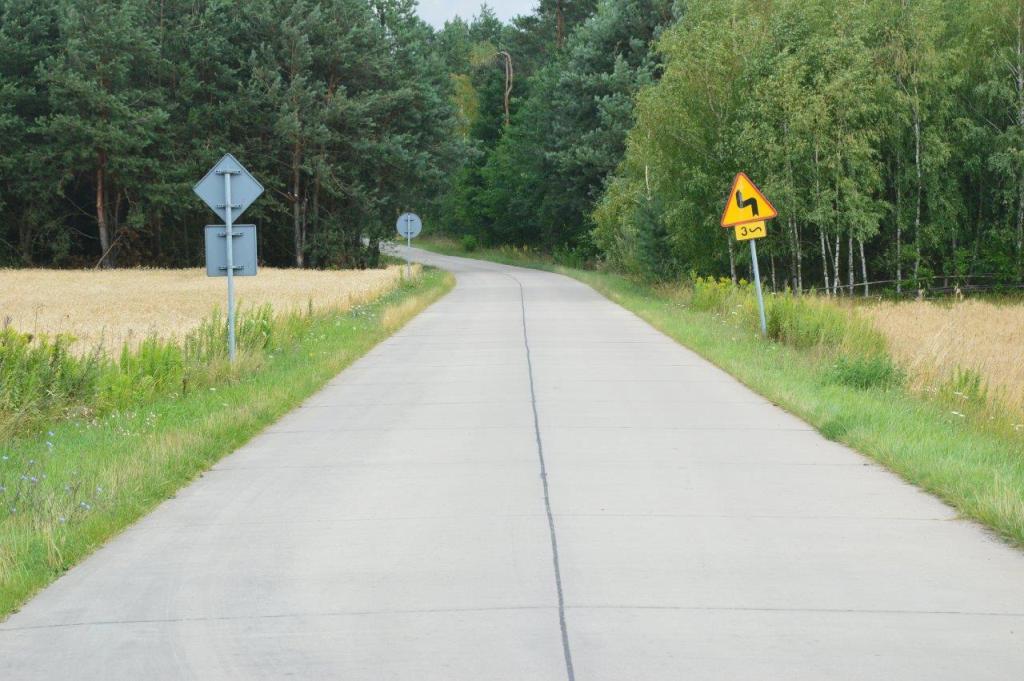 droga betonowa na wsi, wieś, inwestycje, nowa droga z betonową nawierzchnią, Dobry Gospodarz
