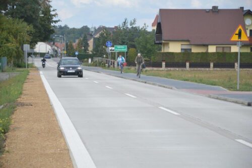 droga betonowa na wsi, wieś, inwestycje, nowa droga z betonową nawierzchnią, Dobry Gospodarz