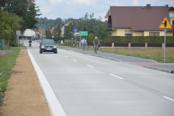 droga betonowa na wsi, wieś, inwestycje, nowa droga z betonową nawierzchnią, Dobry Gospodarz