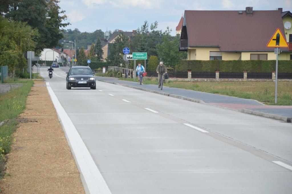 droga betonowa na wsi, wieś, inwestycje, nowa droga z betonową nawierzchnią, Dobry Gospodarz