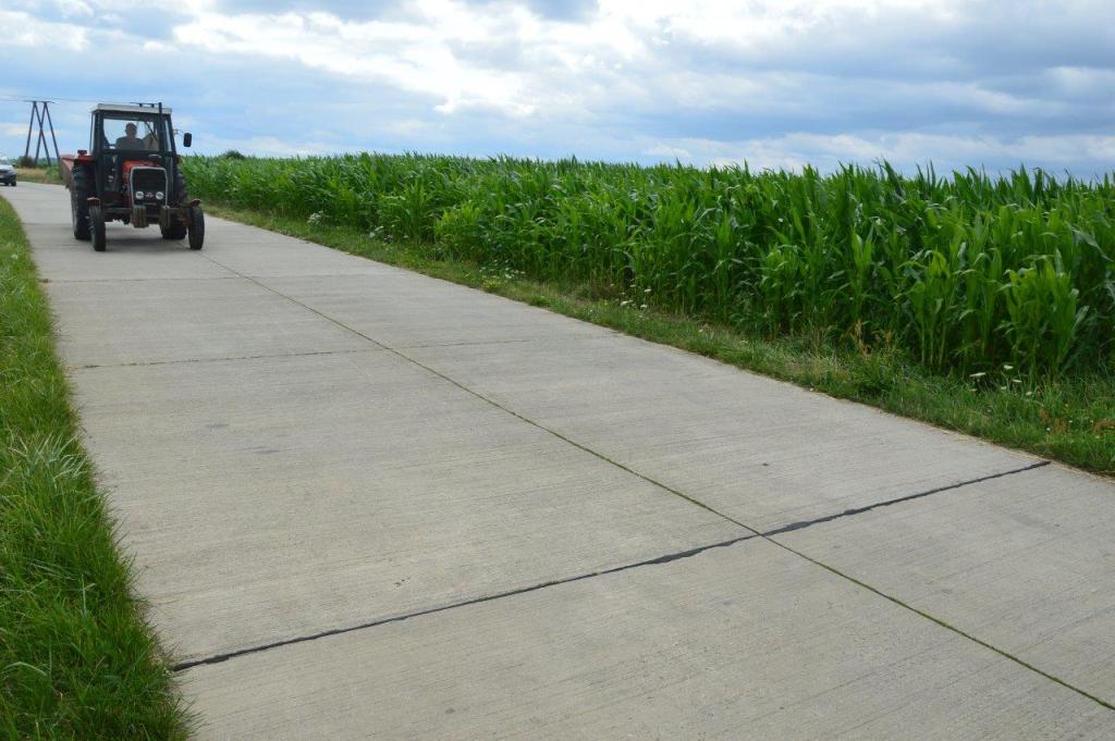 droga betonowa na wsi, wieś, inwestycje, nowa droga z betonową nawierzchnią, Dobry Gospodarz