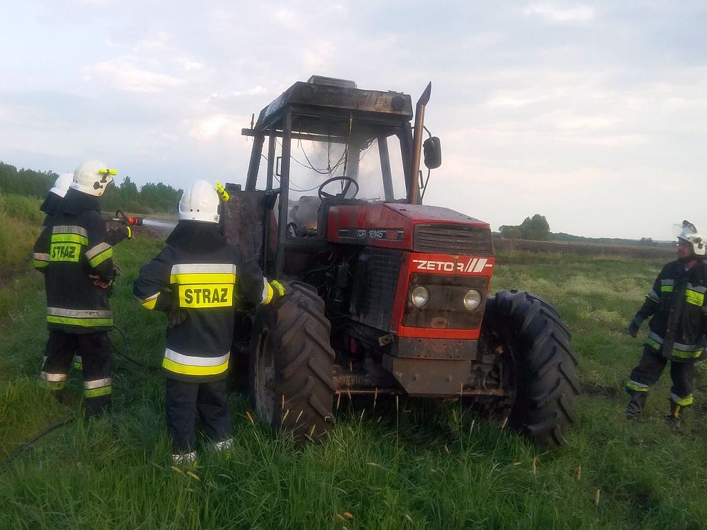 pożar ciągnika, pożar maszyny do obróbki drewna, podlasie, lubeszczyzna, świętokrzyskie, straż pożarna