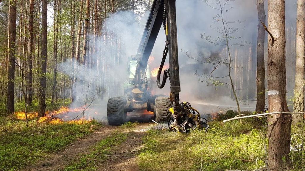 pożar ciągnika, pożar maszyny do obróbki drewna, podlasie, lubeszczyzna, świętokrzyskie, straż pożarna