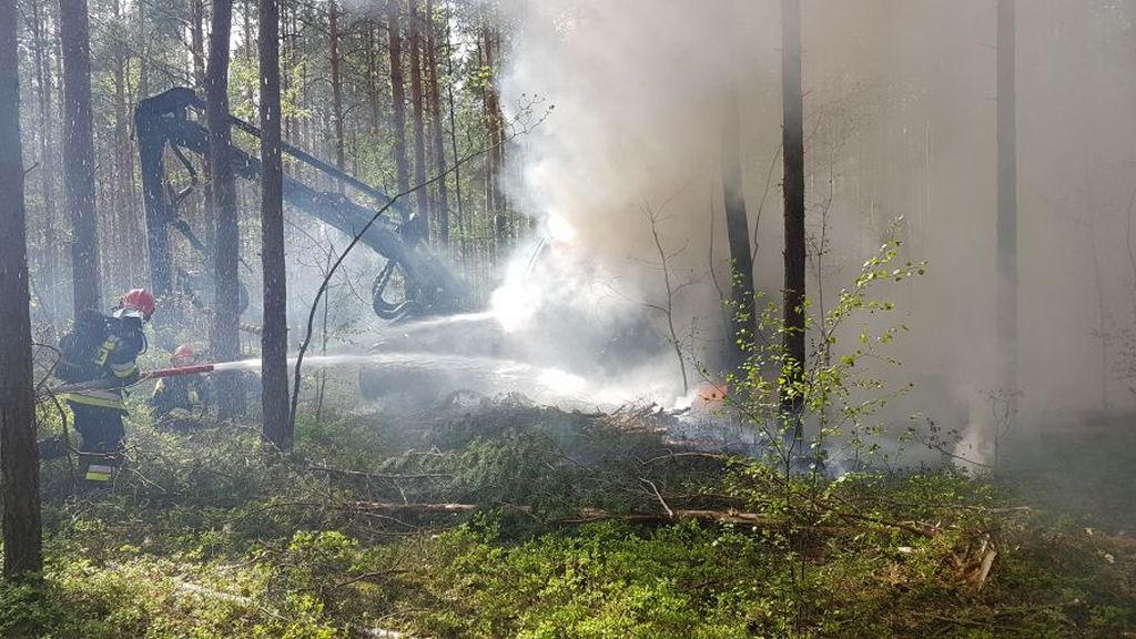 pożar ciągnika, pożar maszyny do obróbki drewna, podlasie, lubeszczyzna, świętokrzyskie, straż pożarna